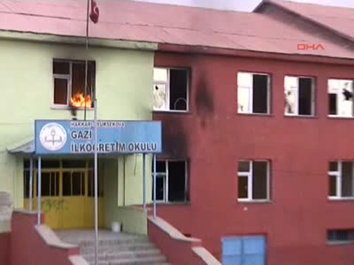 Göstericiler Bir Okulu Ateşe Verdi