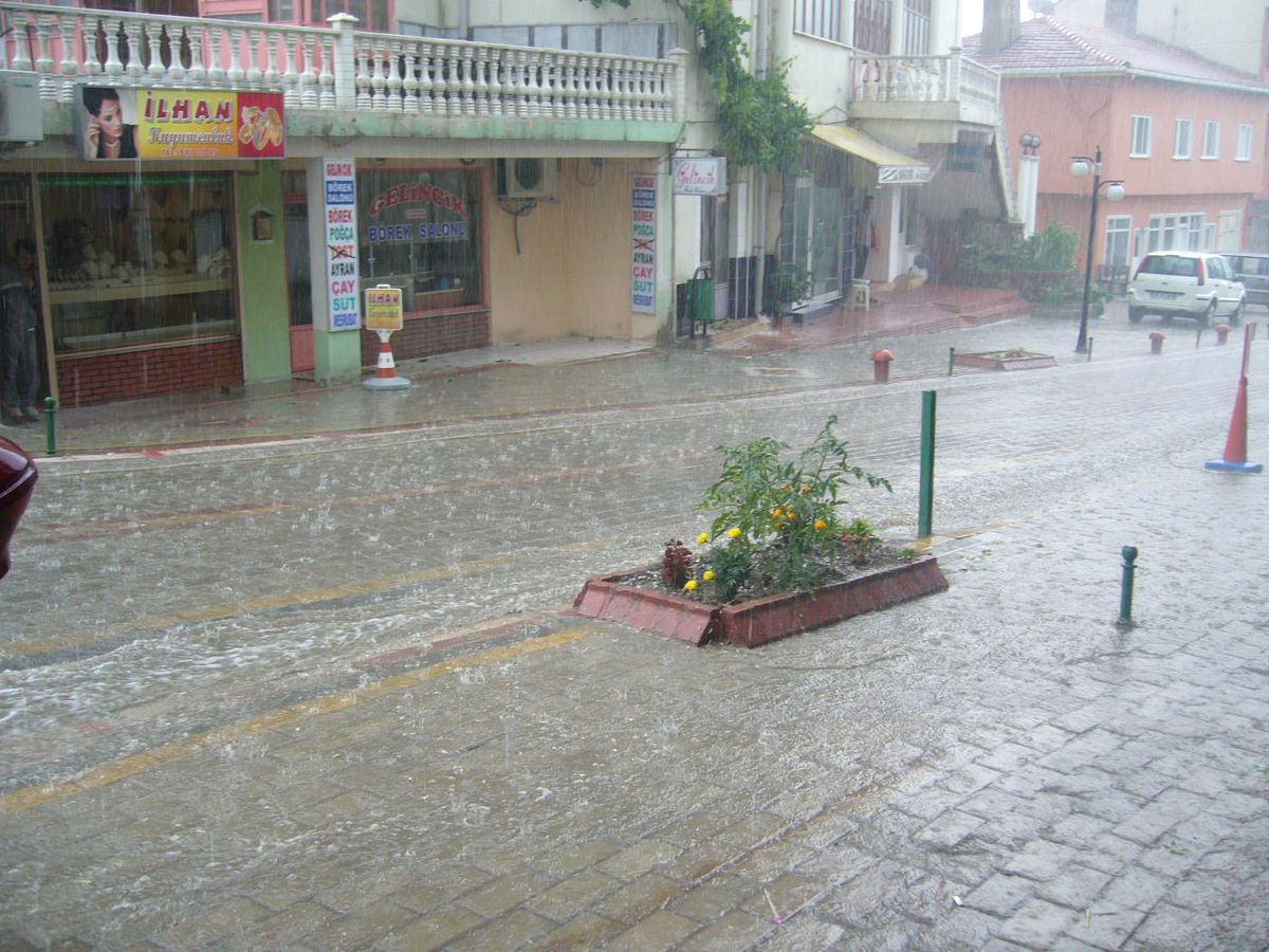 Harmancık\'a Dolu Yağdı