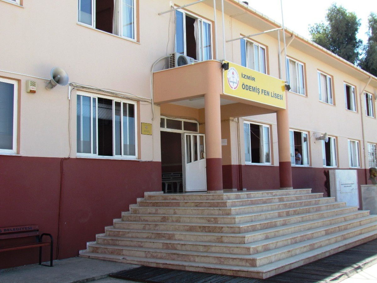 İzmir\'de İlkokul Binasında Fen Lisesi
