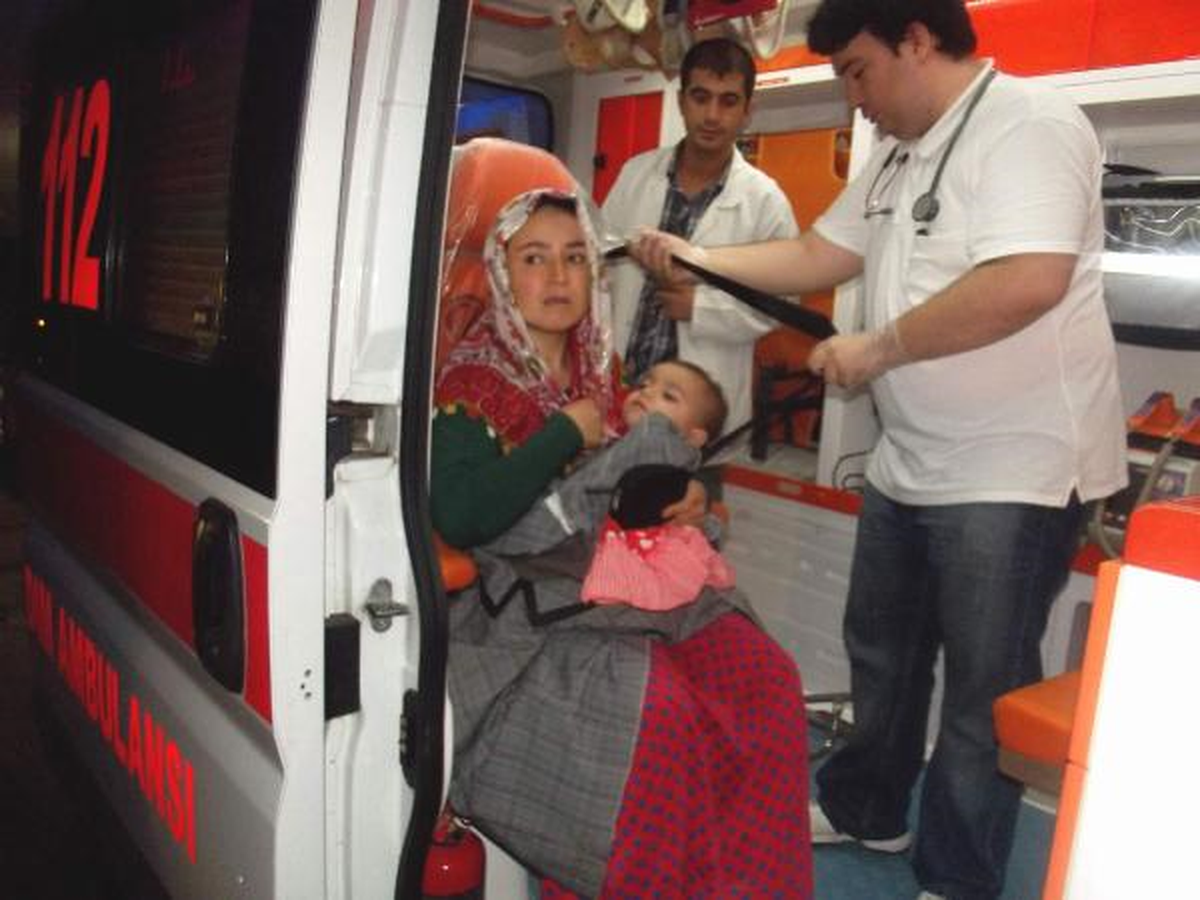 Kazada Yaralanan Anne, Kızını Ambulansta Boyle Tasıdı