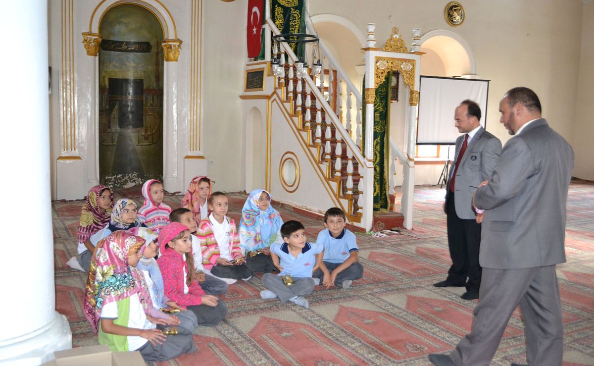 Kula\'da Öğrencilerden Cami Ziyareti