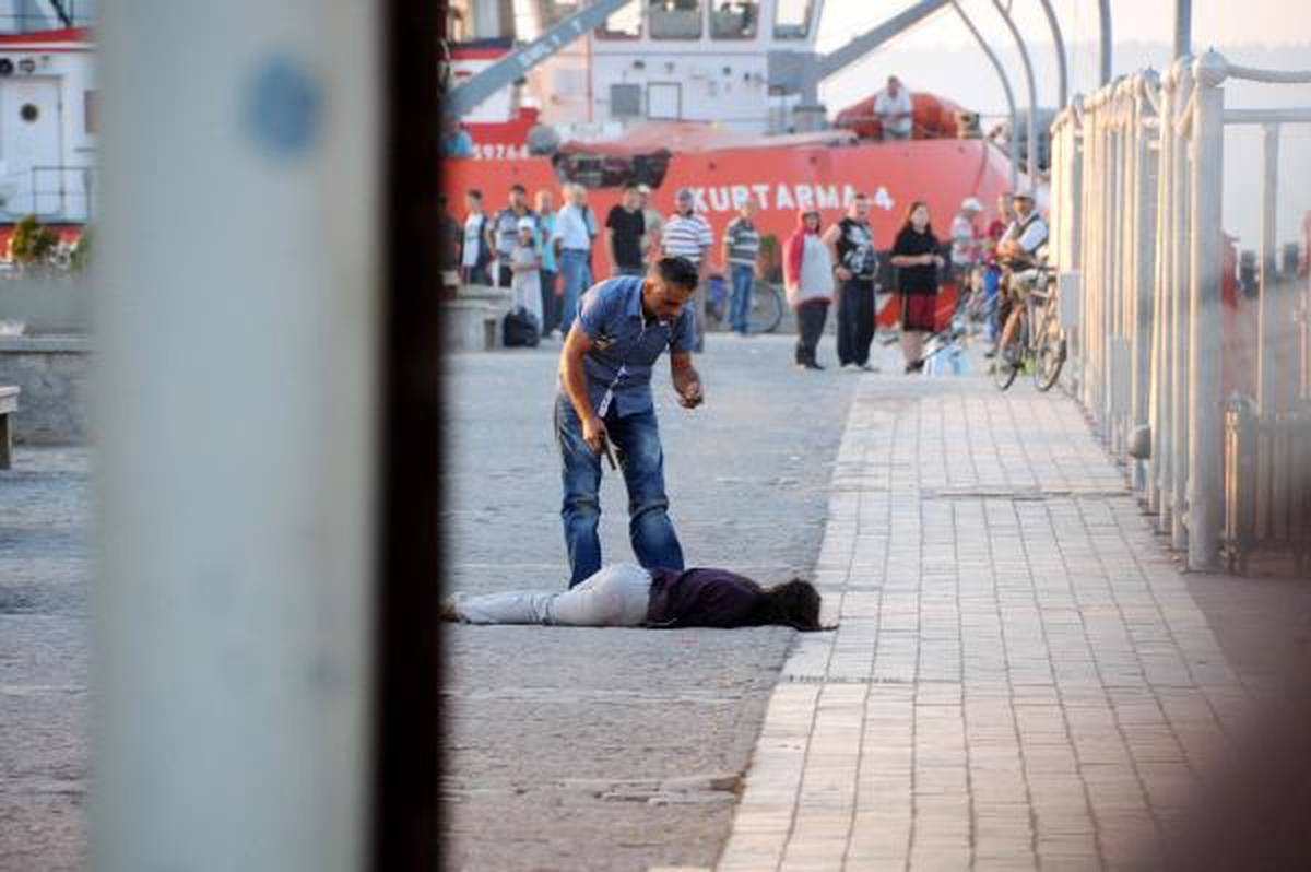 Eşini Vurup, Başında Siraga İçti