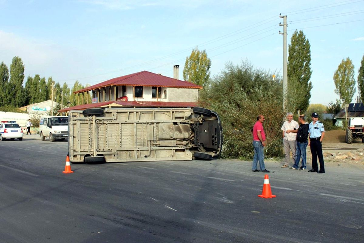Öğrenci Servisi ile Otomobil Çarpıştı