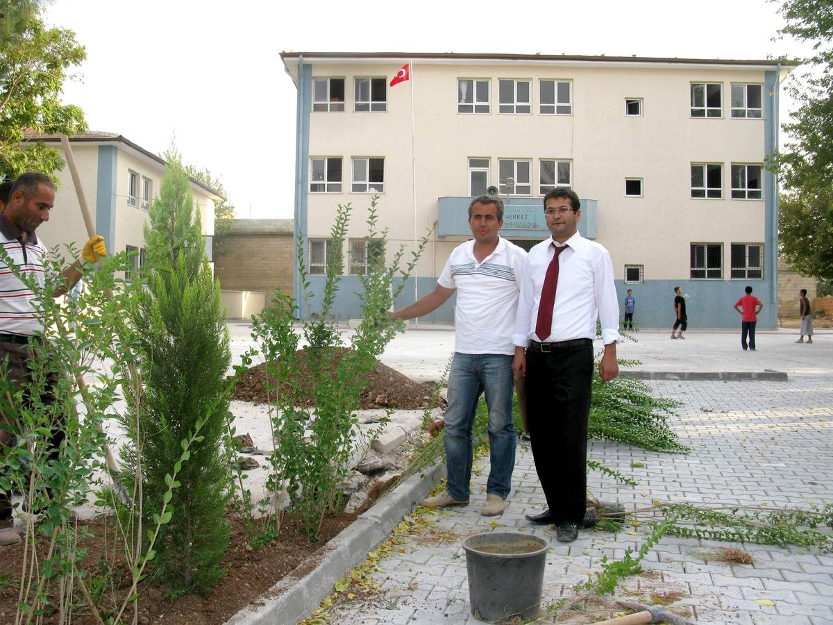 Okullardaki Çevre Düzenleme Çalışmaları Devam Ediyor