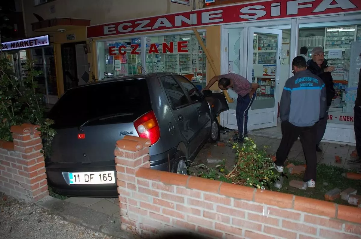 Otomobil Nöbetçi Eczaneye Daldı