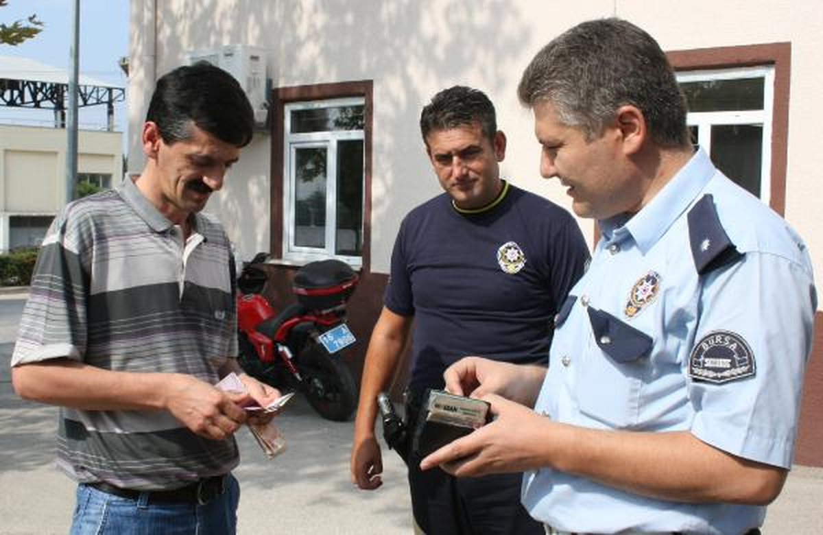 Polis Memuru Yolda Bulduğu İçi Para Dolu Çantayı Sahibine Teslim Etti