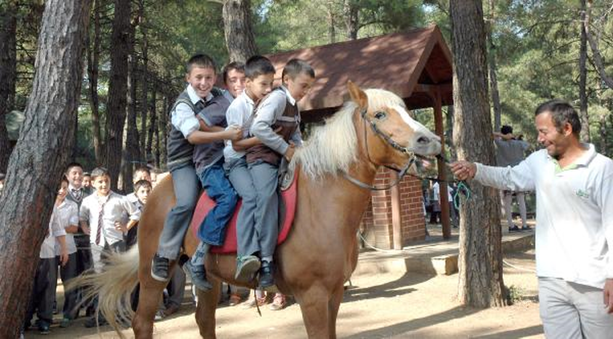 Polislerden, Çocuk Günü\'nde Öğrencilere Piknik