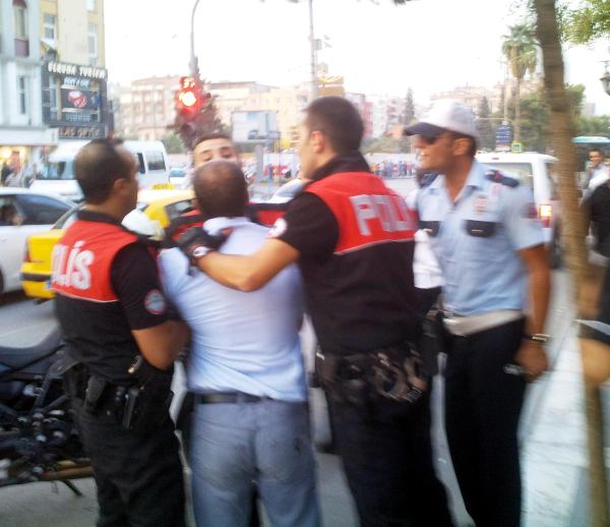 Polislerle Tartışan 2 Kardeşe Gözaltı