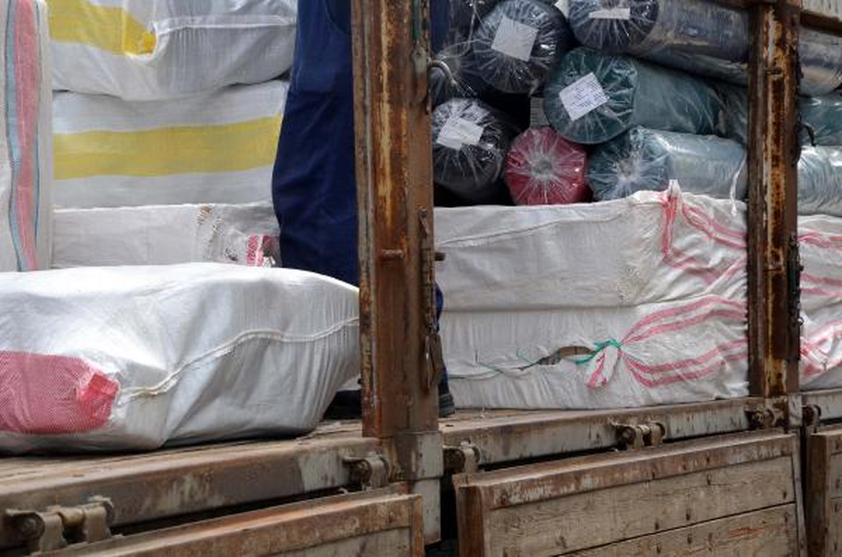 Tekstil Malzemesi Yüklü Kamyonlardan 60 Bin Paket Kaçak Sigara Çıktı