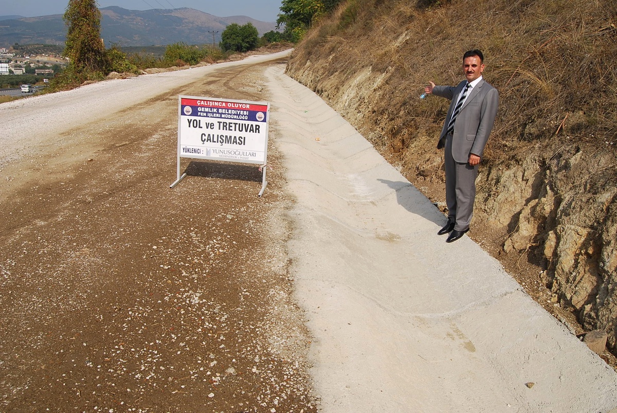 Umurbey Alternatif Yolunda Yağmur Oluğu Çalışması Sürüyor