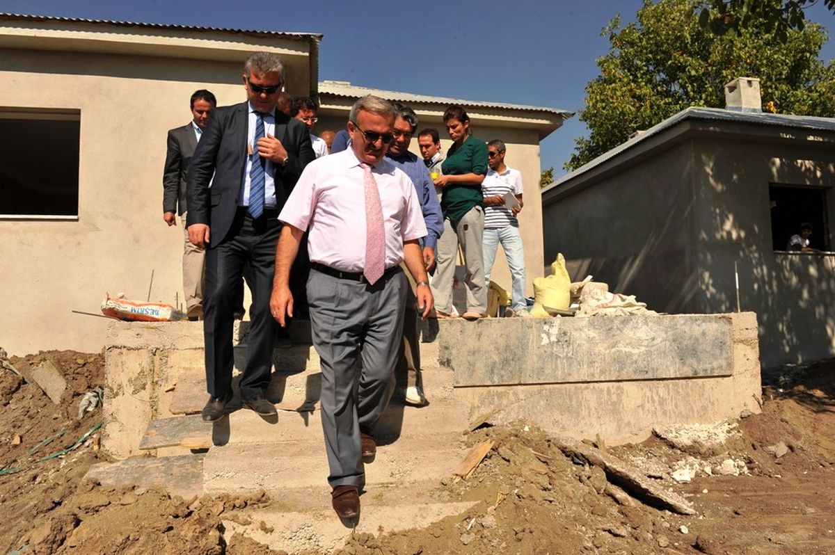 Vali Karaloğlu Köy Evlerini İnceledi