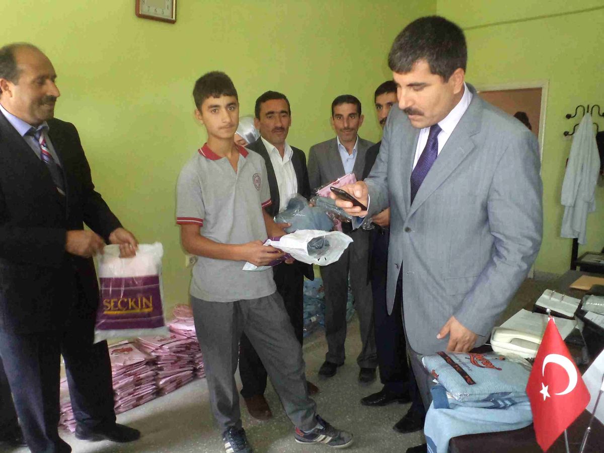 Varto\'da Öğrencilere Giyim Yardımı