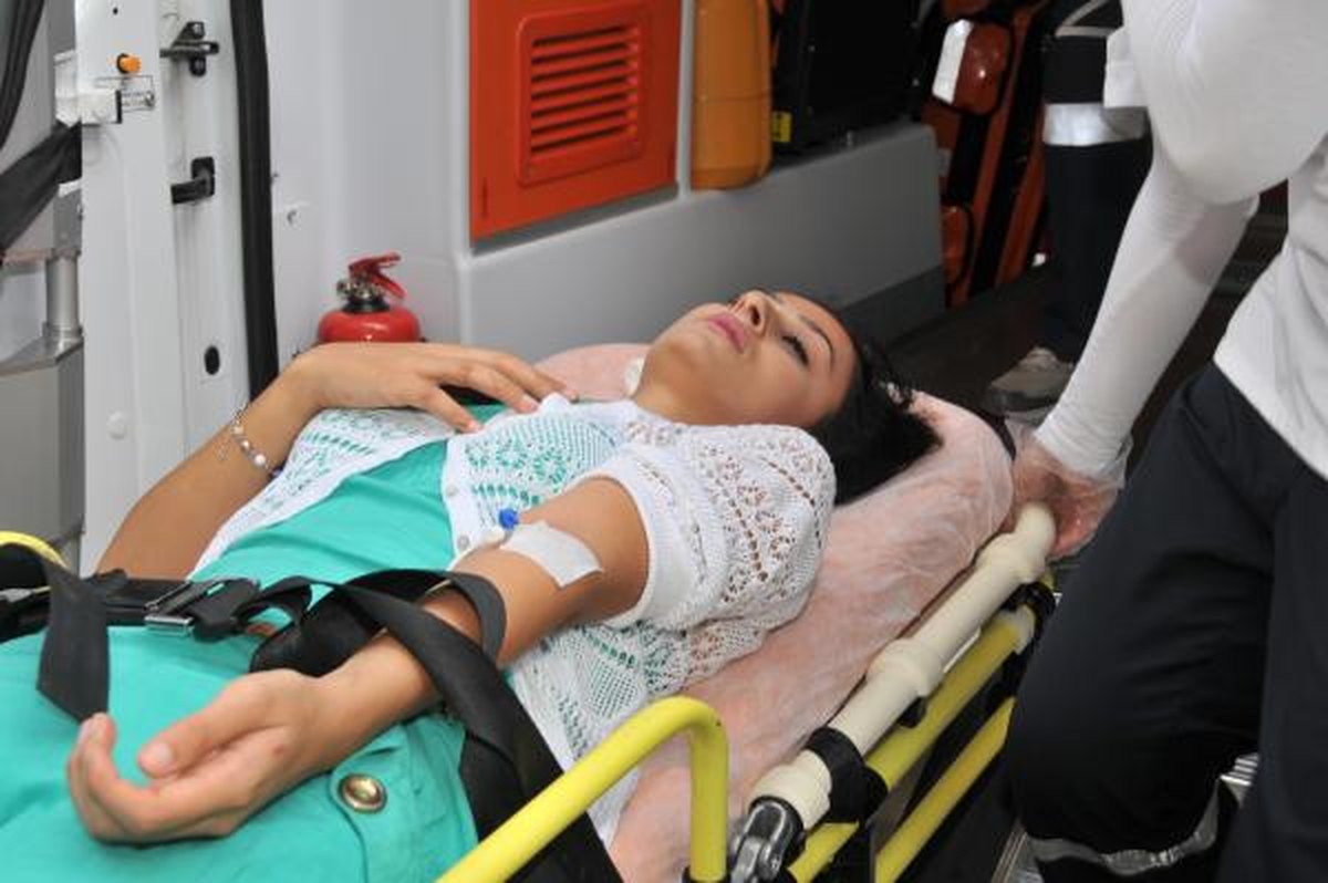 Yolda Yürürken Üzerine Merdiven Düştü, Ağır Yaralandı