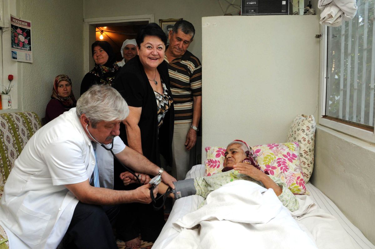 Akaydın Beyaz Önlüğünü Giyip Hasta Muayene Etti