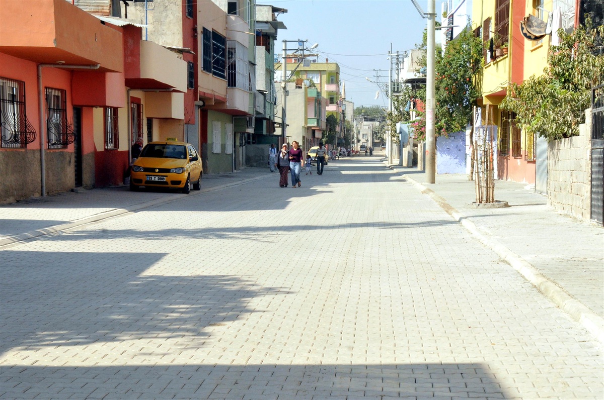Akdeniz Belediyesi Mahalleleri Kilit Parke Taşı ile Kaplıyor