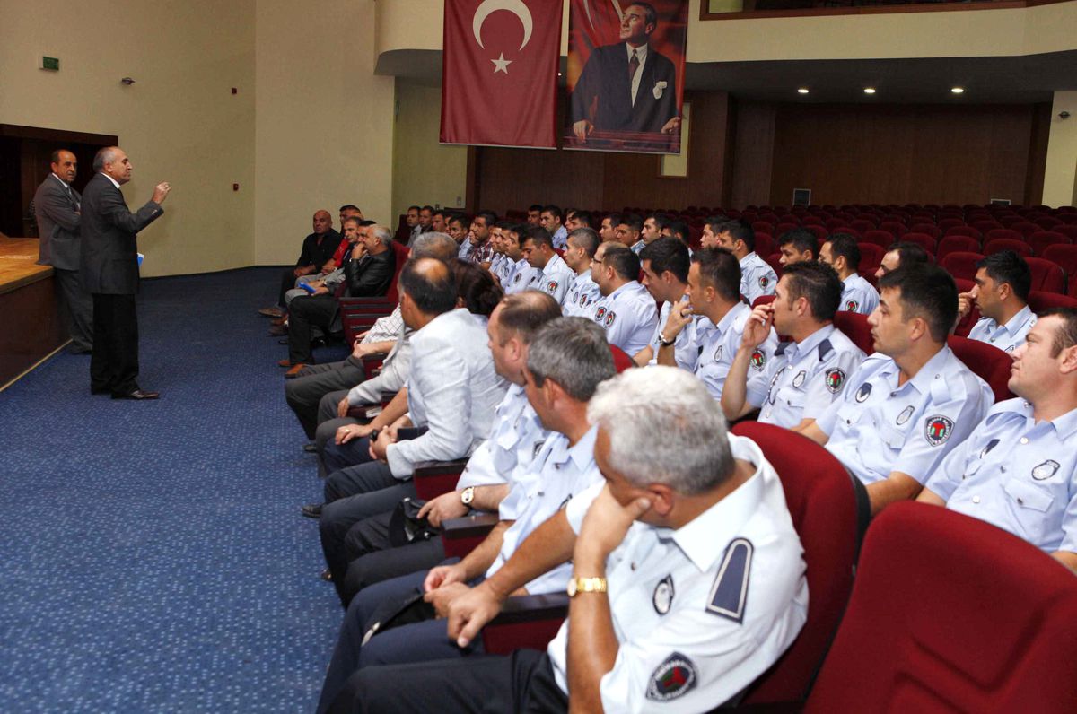 Başkan Yaşar\'dan Zabıtalara Güler Yüz Uyarısı