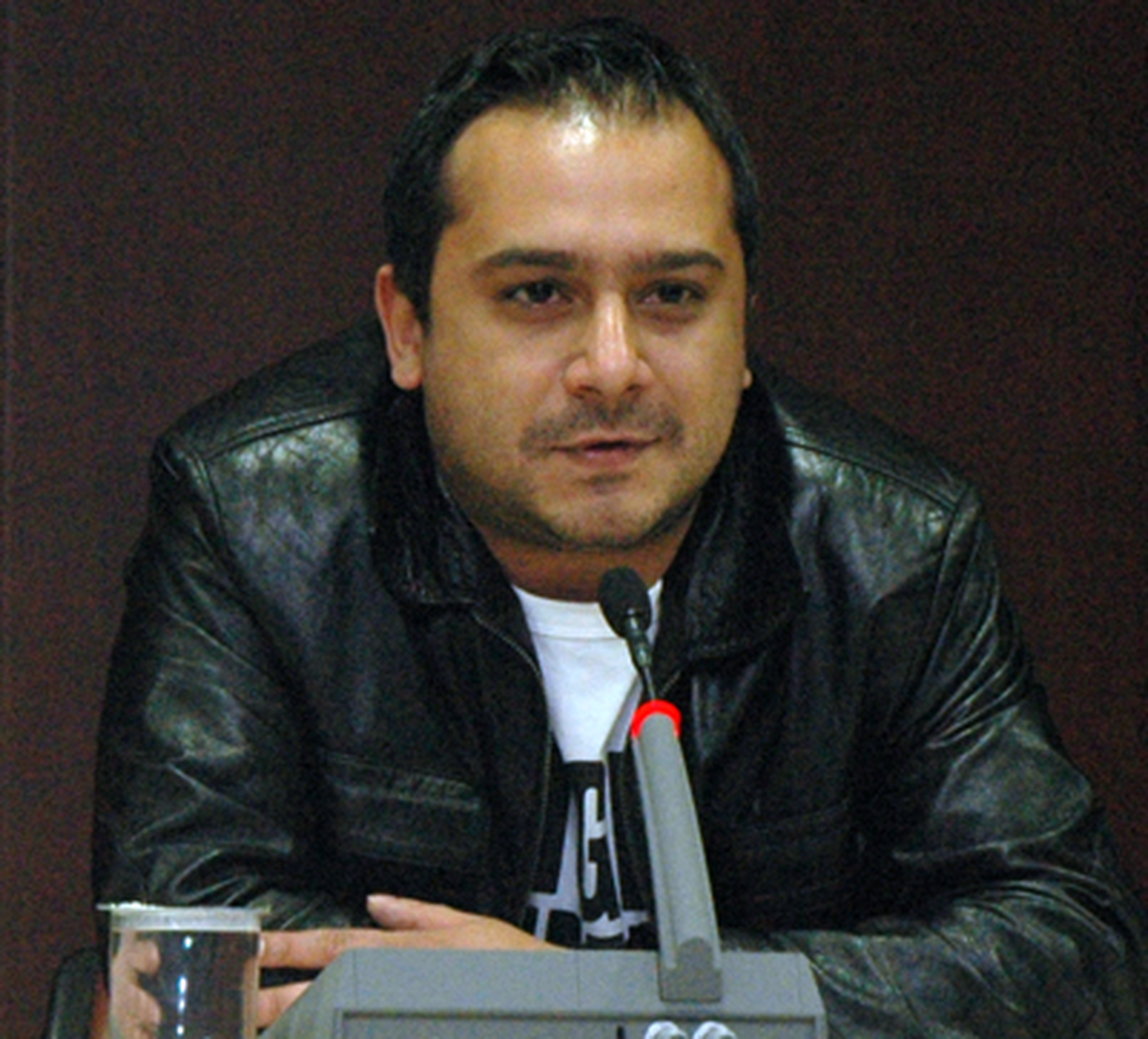 Behzat Ç\'nin Senaristi: Türkiye\'yi Yönetenler Savaşın Eşiğinde Bile Dizi ile Uğraşıyor