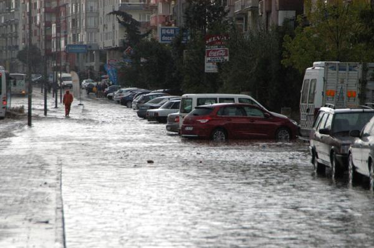 Bir Saatlik Yağmur Uşak'ı Felç Etti