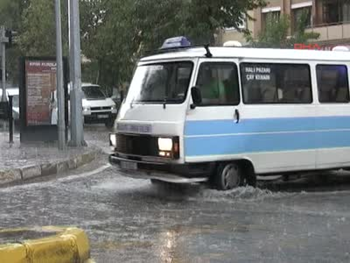 Bir Saatlik Yağmur Uşak\'ı Felç Etti İzmir Karayolu ile Şehir Merkezinde Ana Caddeler ve Bazı...