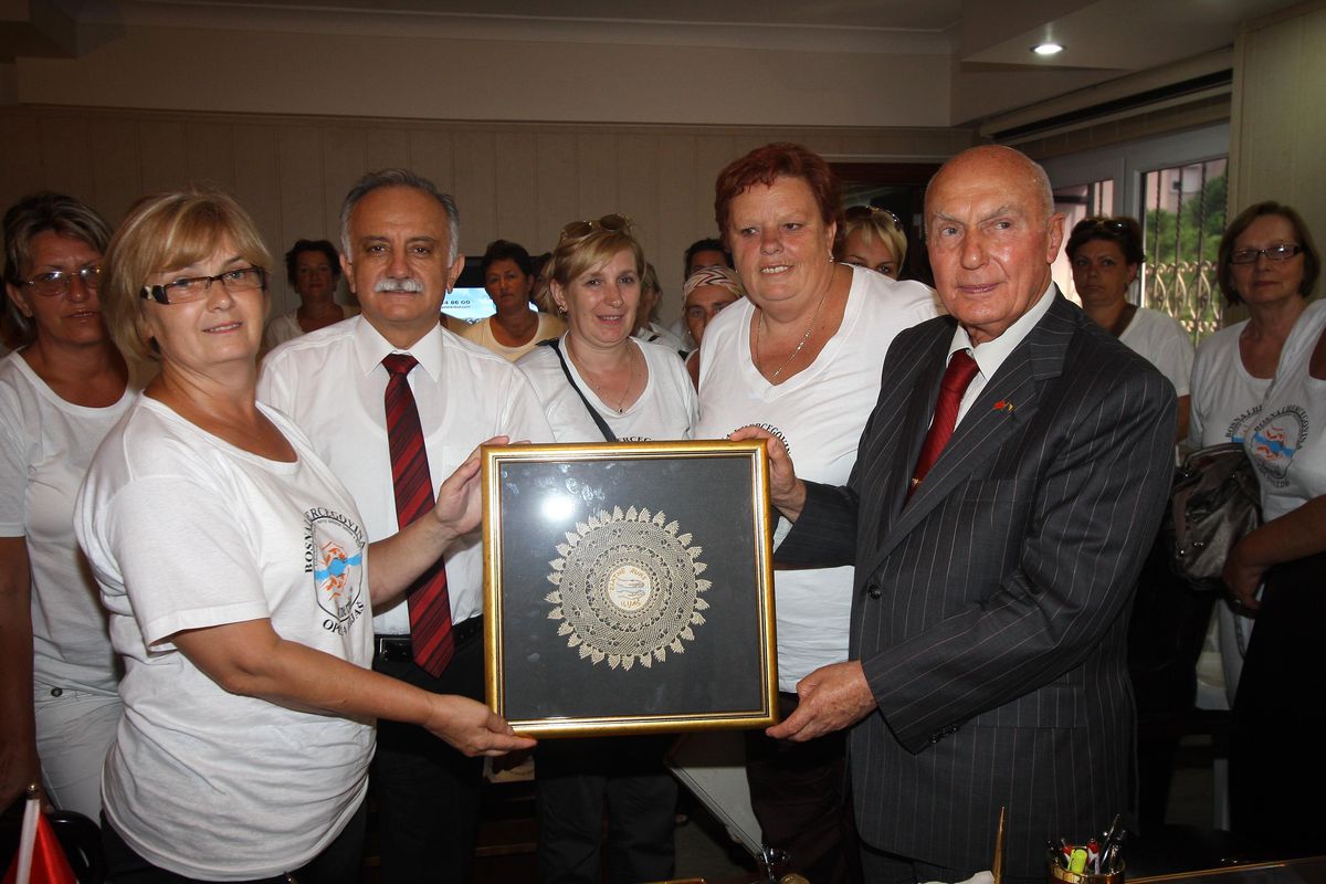 Bosnalı Savaş Mağduru Kadınların Kurduğu Altın Eller Kadın Derneği Üyeleri Bayraklı Belediye...