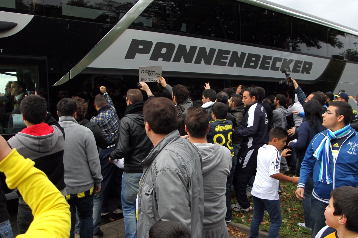 Fenerbahçeli Taraftarlar Futbolcularla Bir Araya Geldi