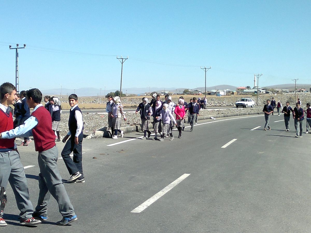 Hergün 3 Kilometre Yol Yürüyorlar