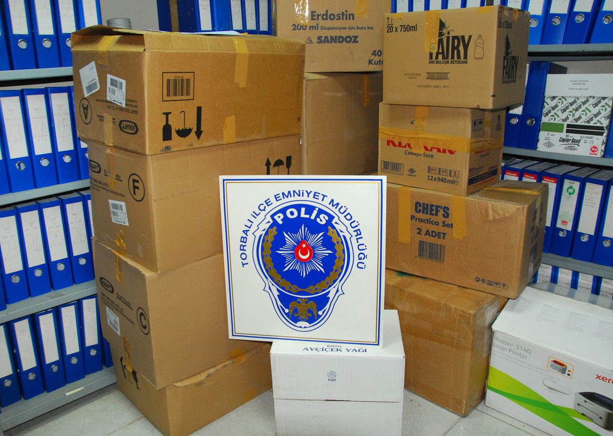 İzmir\'de 8 Bin Paket Kaçak Sigara Ele Geçirildi
