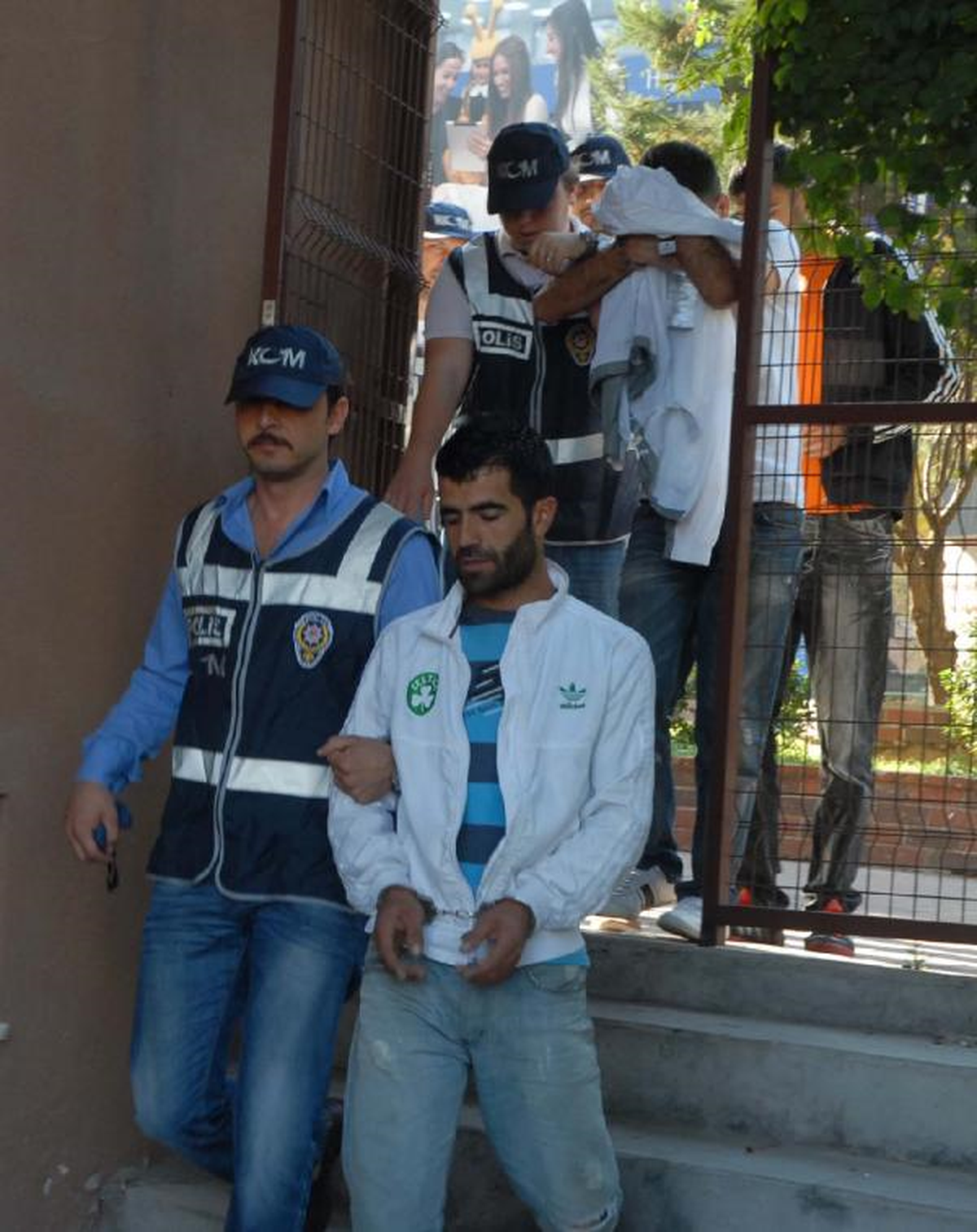İzmir\'de Uyuşturucu Tacirlerine Polis Baskını: 5 Gözaltı