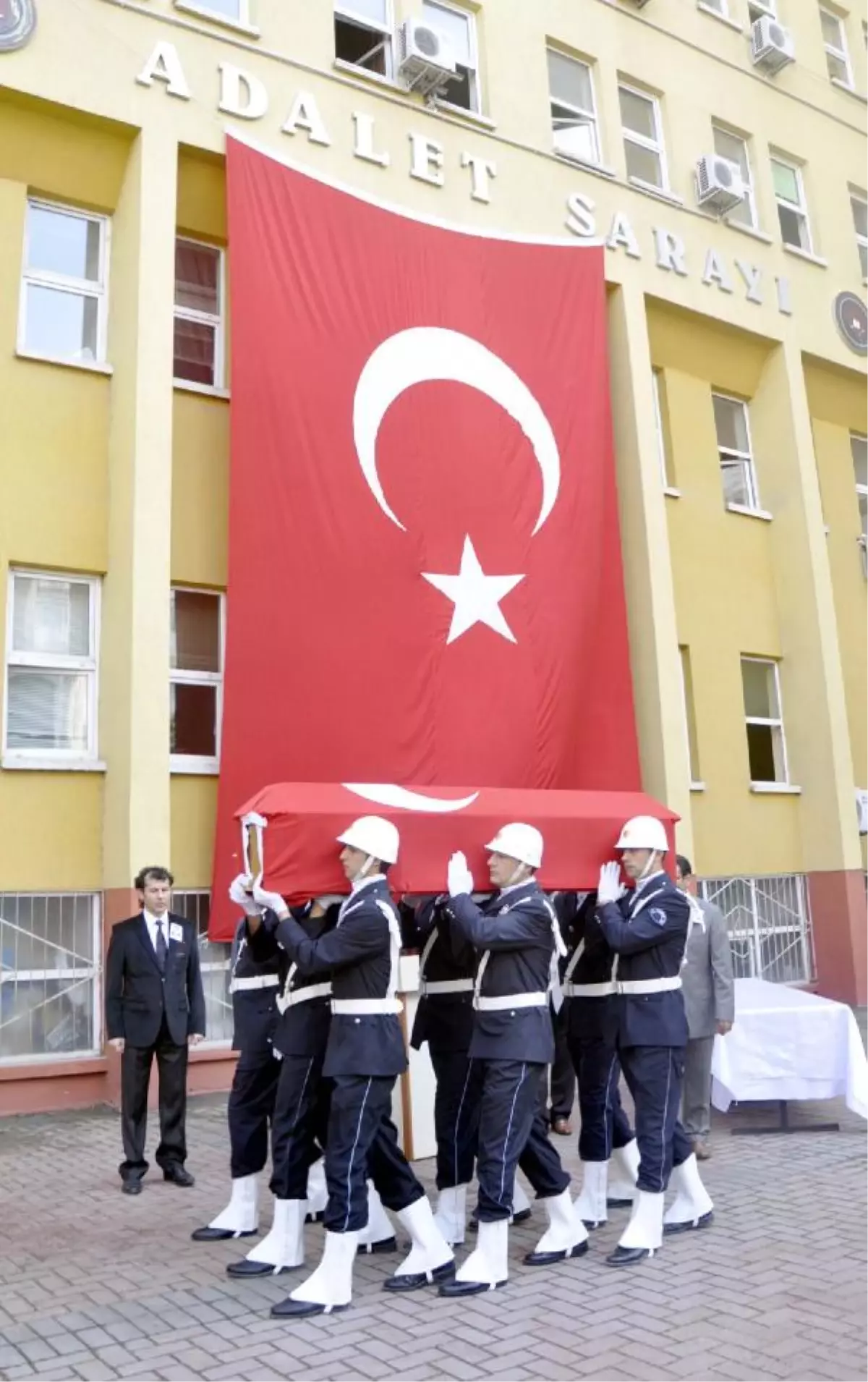 Kanserden Ölen Başsavcı Vekili Toprağa Verildi