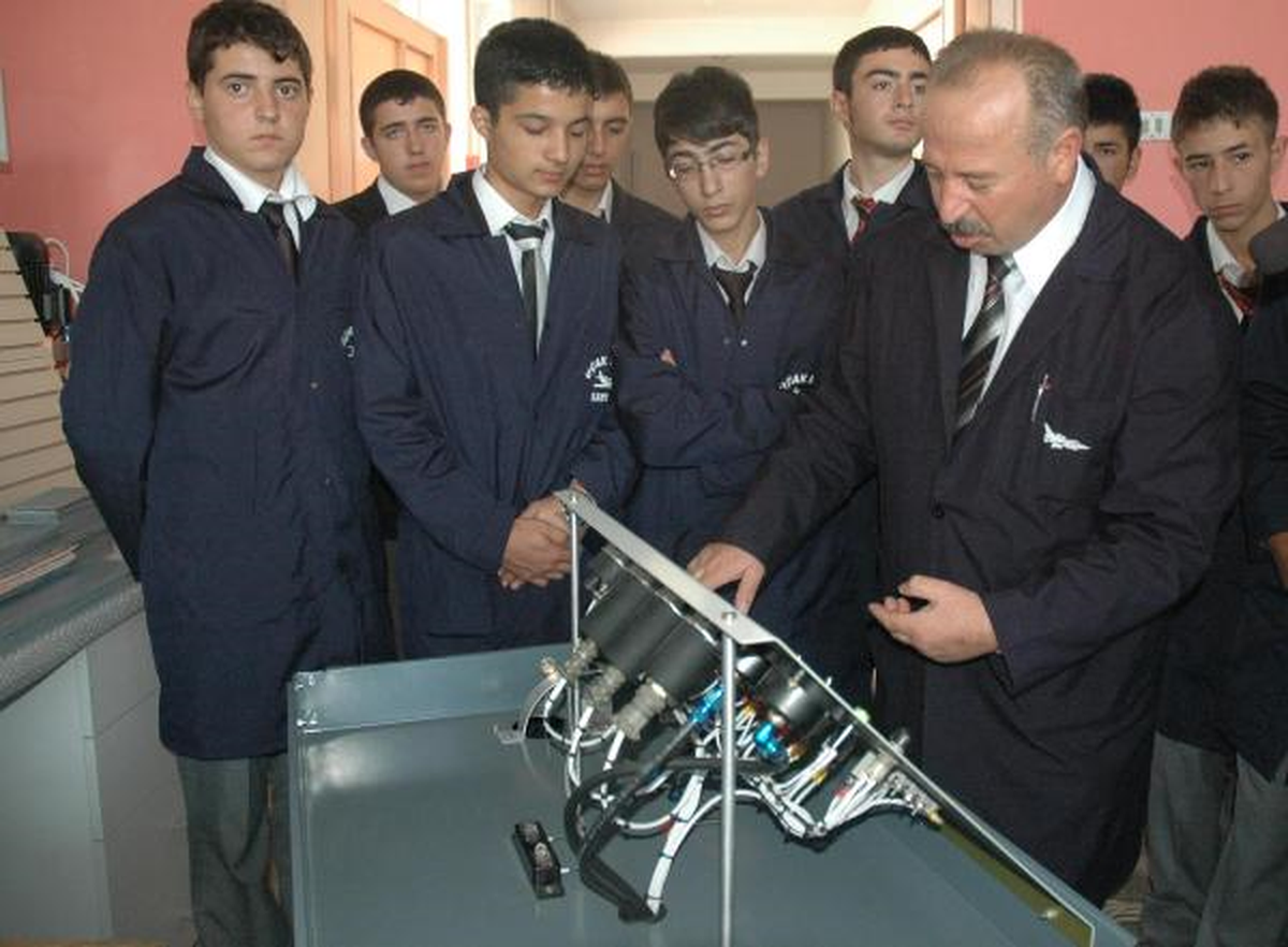 Sanat Okuluna Bağışlanan Uçaklar Geldi