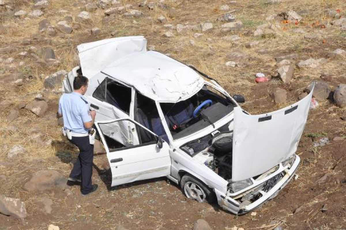 Lastiği Patlayan Otomobil Şarampole Yuvarlandı: 1 Ölü, 1 Yaralı