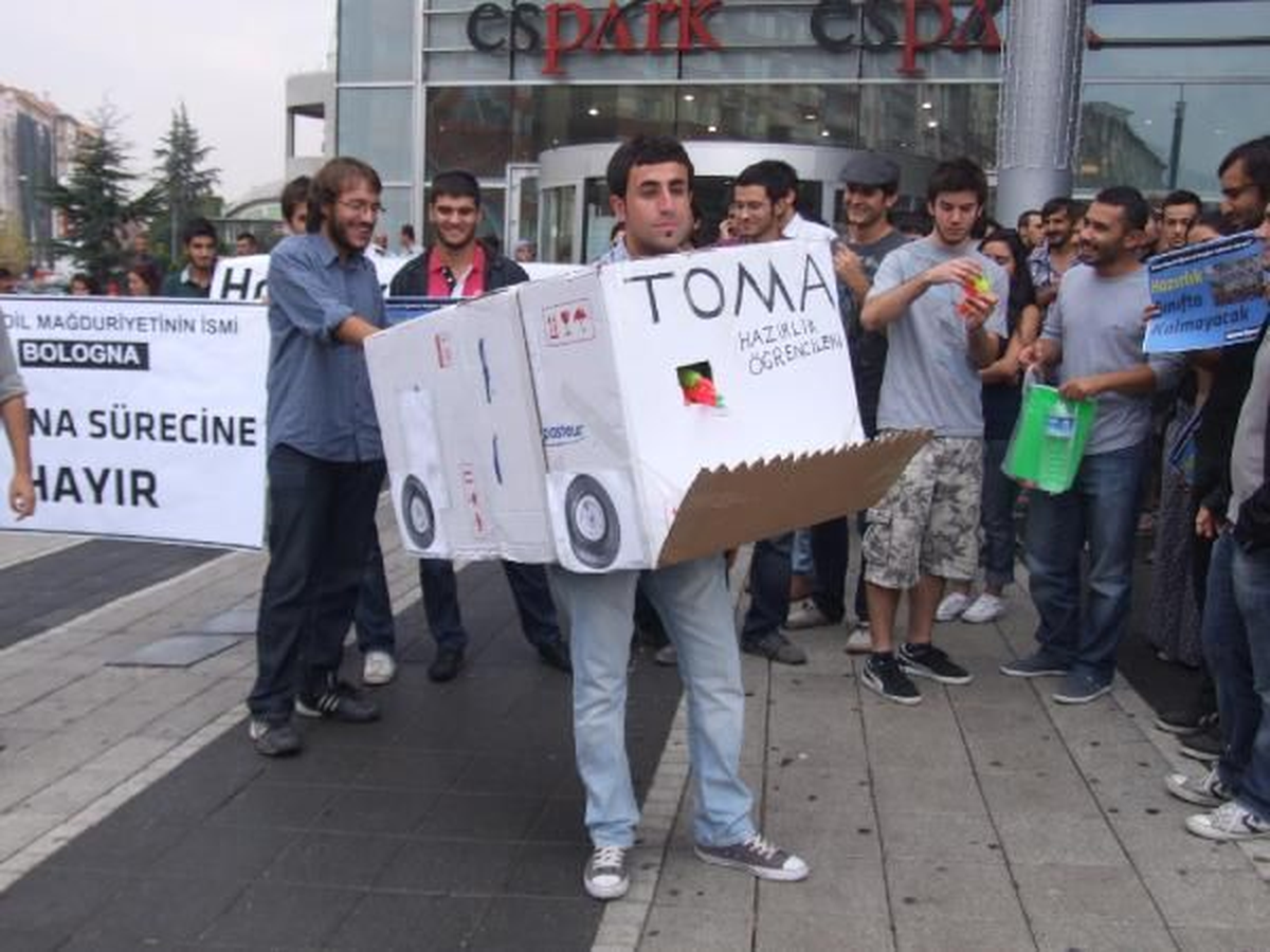 Öğrencilerden "Toma\'lı" Protesto Yürüyüşü