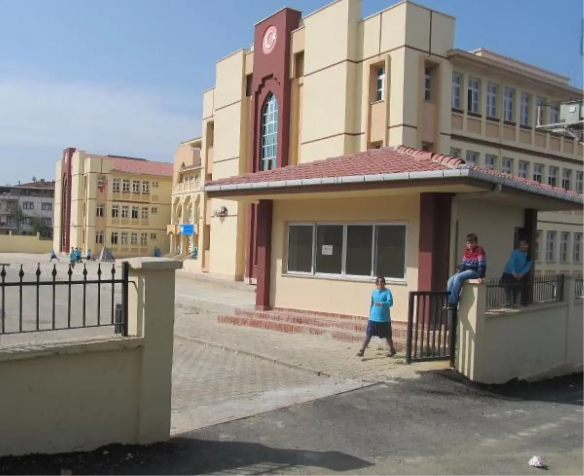 200 Kiloluk Kapı Çocuğun Üzerine Düştü