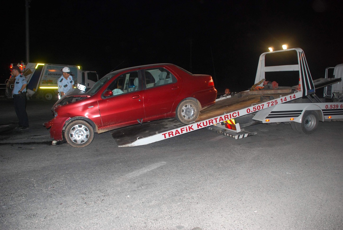 Otomobil ile Kamyonet Çarpıştı: 3 Yaralı