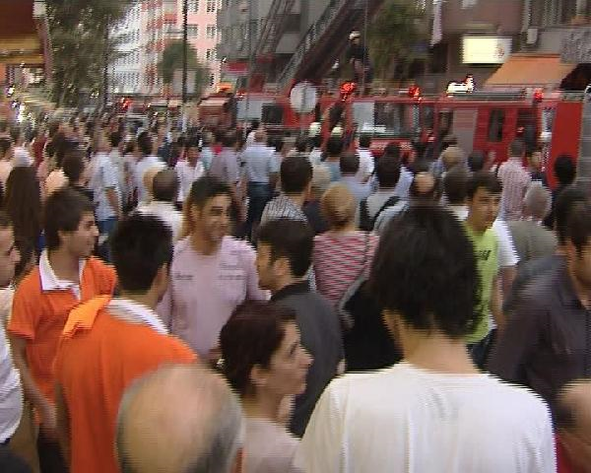 Şirinevler\'deki Yangın Paniğe Neden Oldu