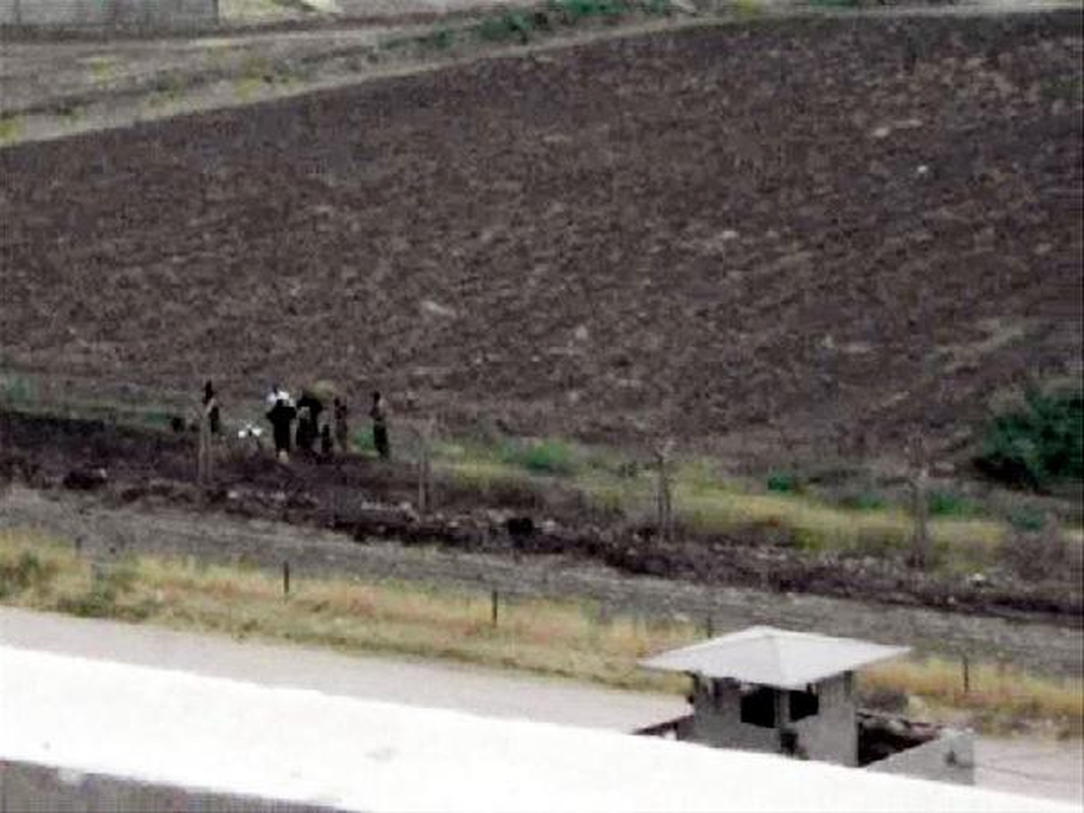 Suriye\'den Türkiye\'ye Geçmek İsteyen Aile, Saatlerce Tel Örgülerde Bekledi