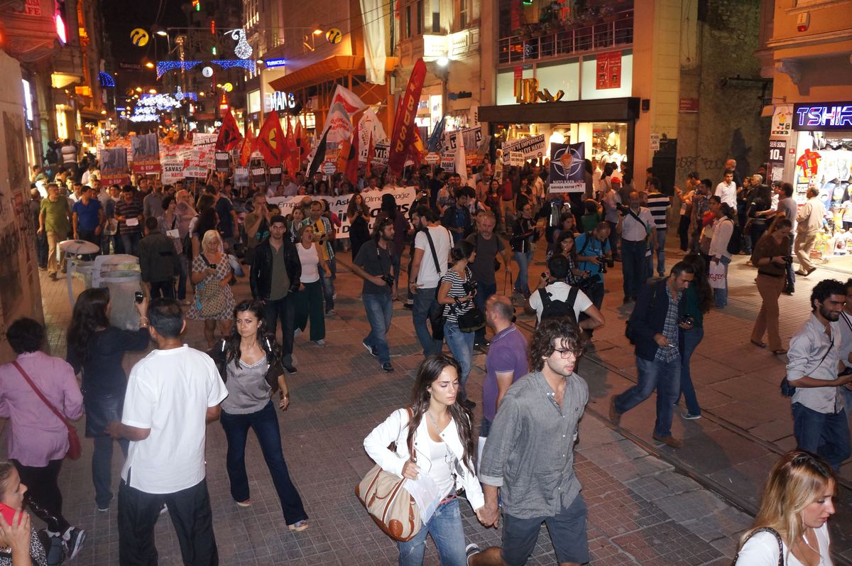 Taksim\'de \'Tezkere\' Eylemi