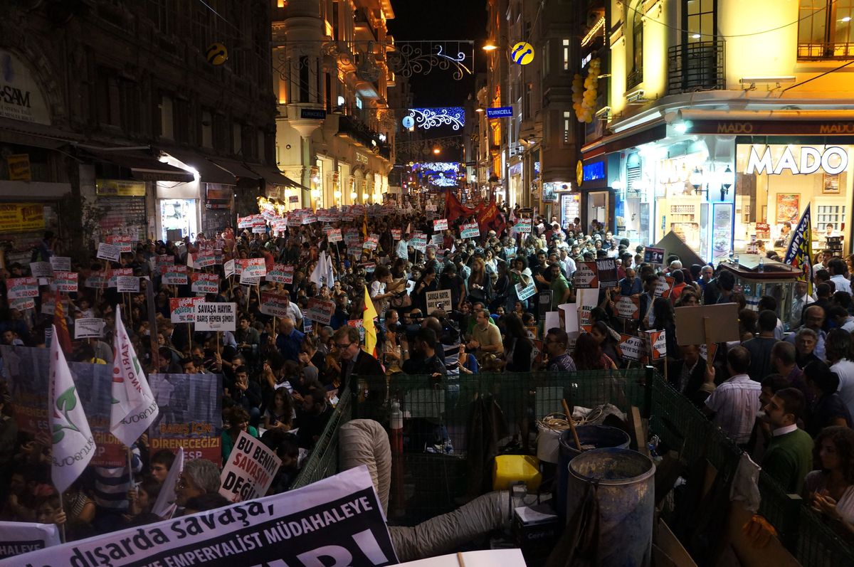 Taksim Meydanı\'nda Savaşa Hayır Eylemi ) )