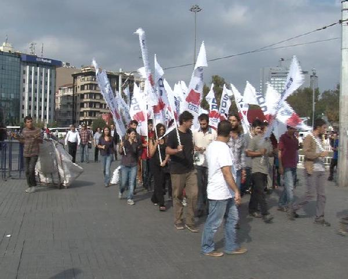 Taksim Meydanı\'nda Tezkere Protestosu