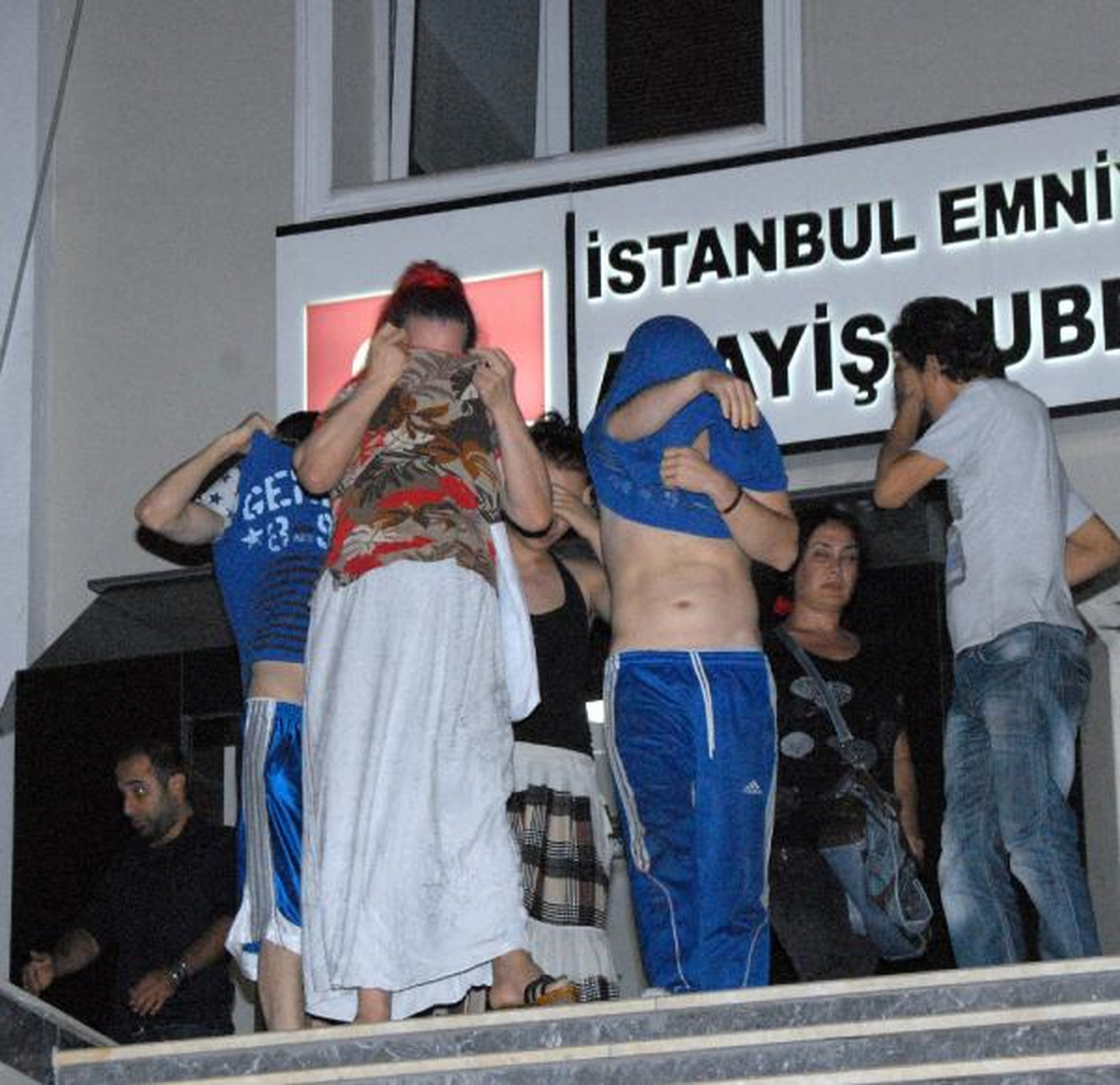 Travestilere Fuhuş Baskını: 15 Gözaltı