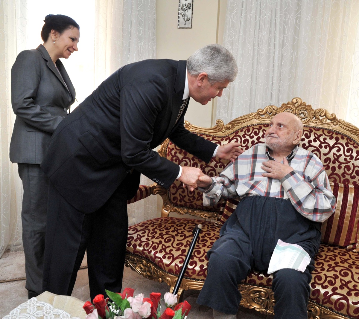 Uşak Valisi Erden, 100 ve 97 Yaşındaki Yaşlıları Ziyaret Etti