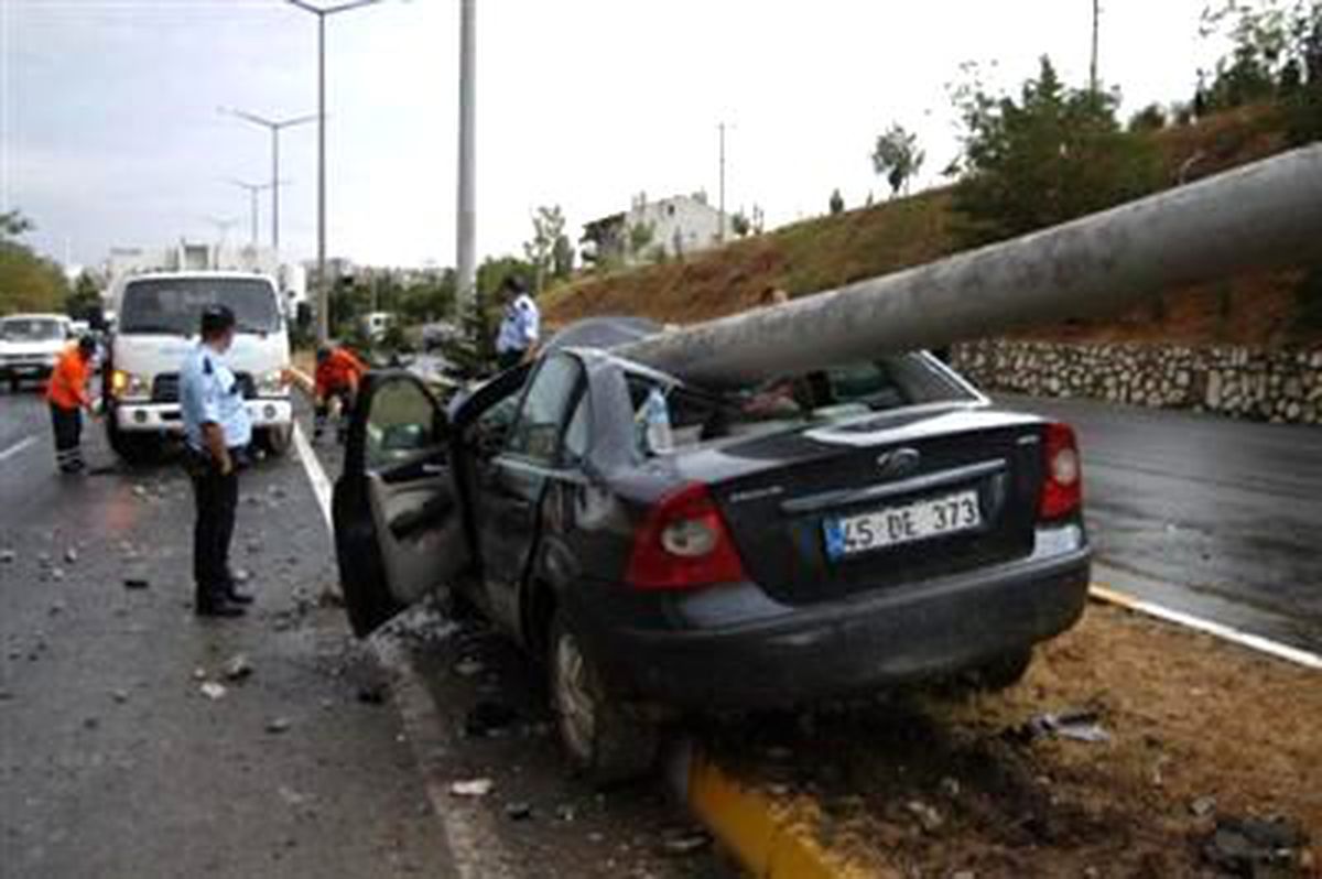 Üzerine Beton Direk Devrilen Otomobilden Yaralı Kurtuldular