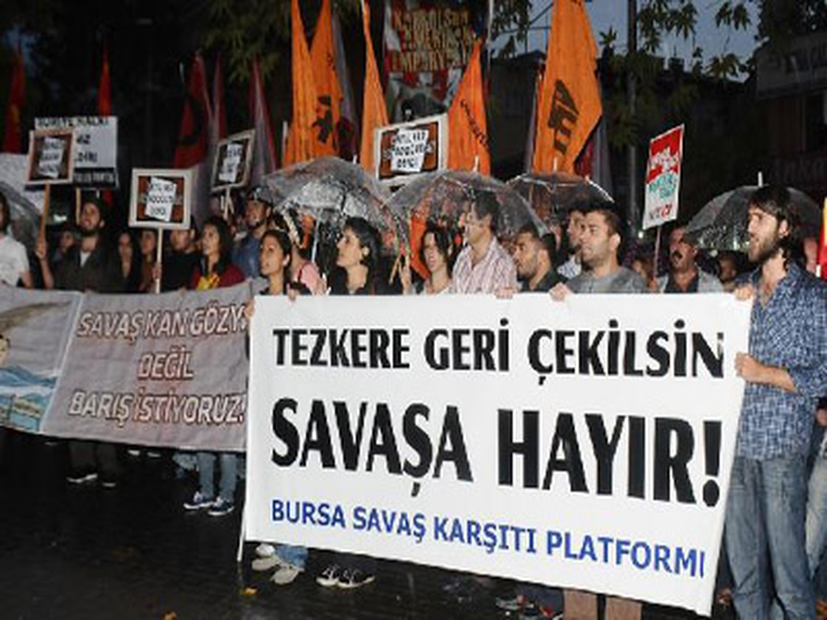Yağmur Altında "Tezkere" Protestosu