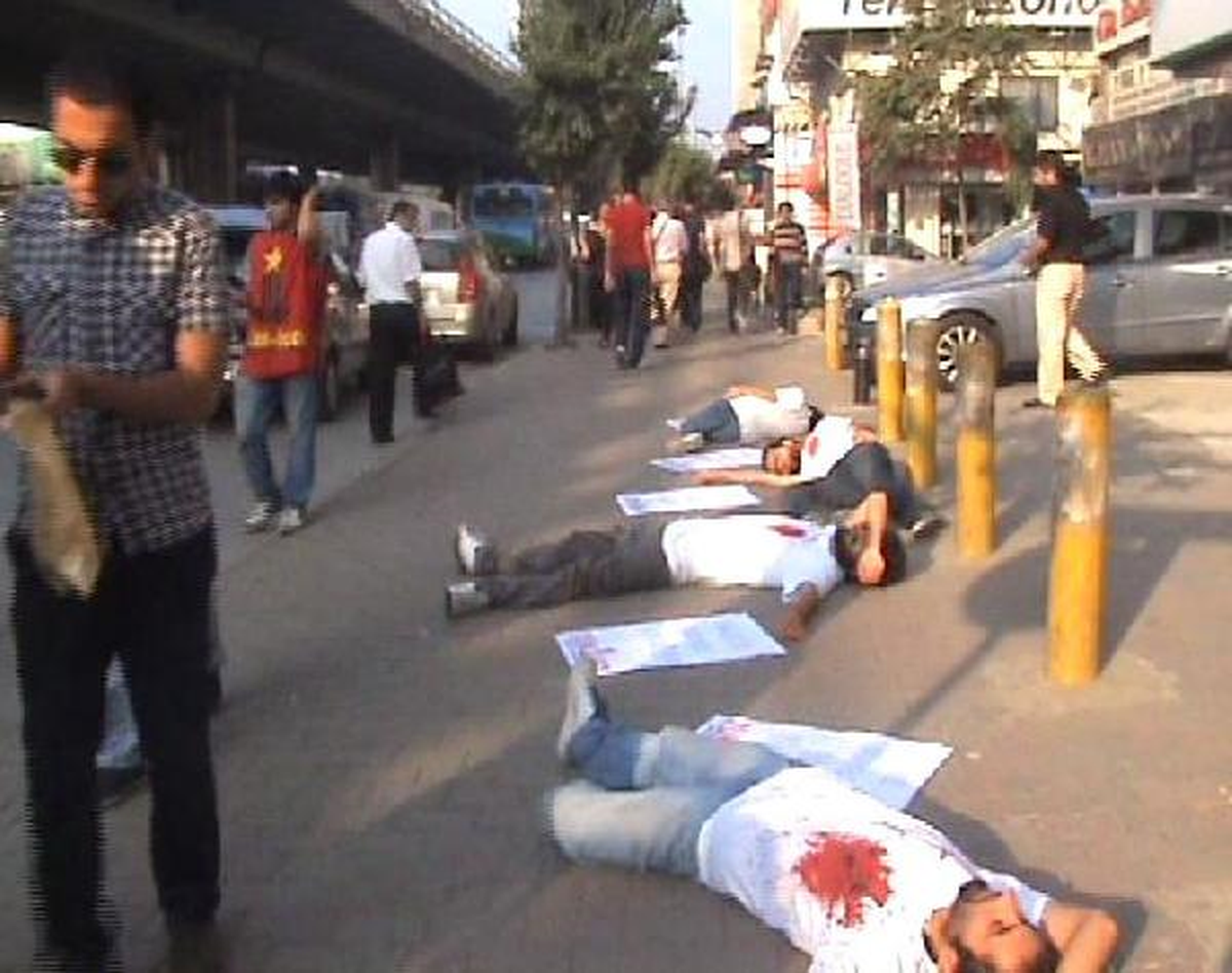AK Parti Önünde "Kanlı" Tezkere Protestosu