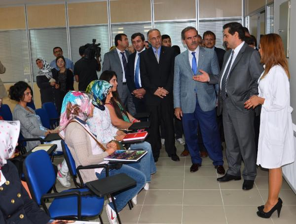 Bakan Çelik.Türkiye Yapılması Gerekeni O Topları Türkiye\'ye Yöneltenlere Karşı Fazlasıyla Yapmıştır...