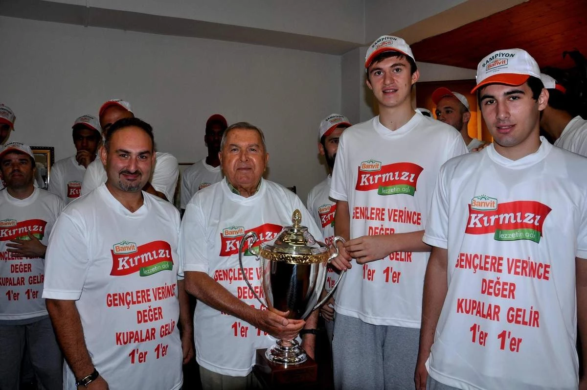 Bandırma Kırmızı Şampiyonluk Kupasını Kurucu Başkan Vural Görener\'e Götürdü