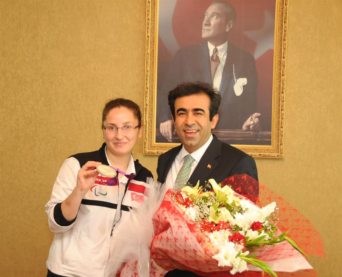 Başarılı Sporcuya Validen Ödül
