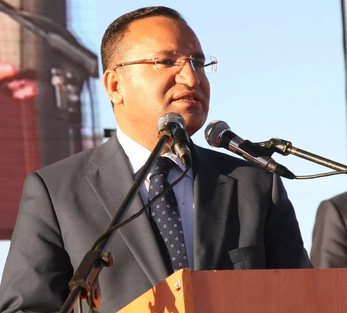 Bozdağ, Yaralı Tika Uzmanını Ziyaret