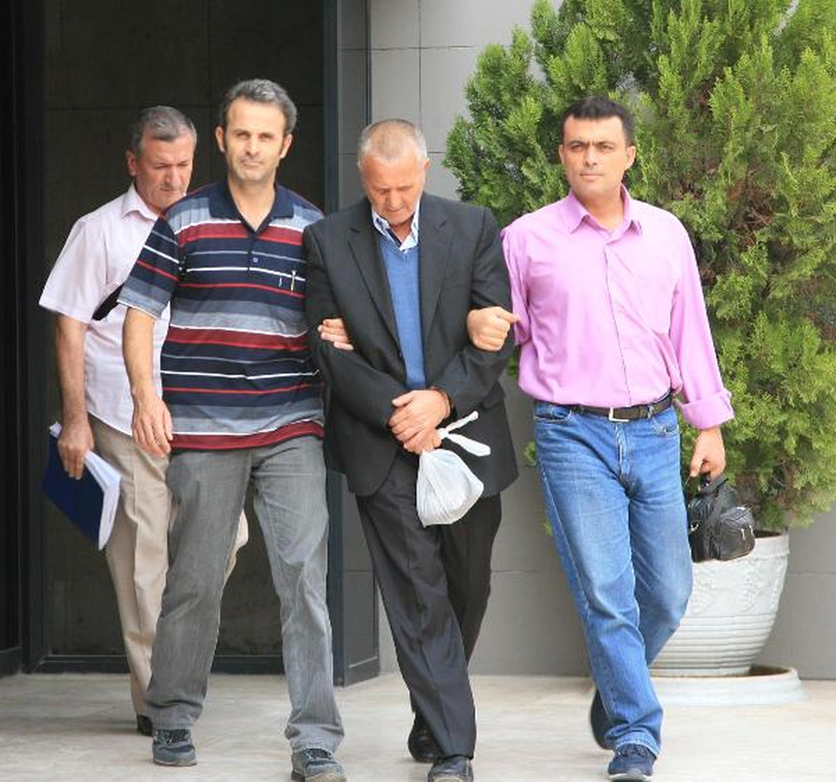 Cami Önlerinde Dolandırıcılık Yaparken Yakalandı