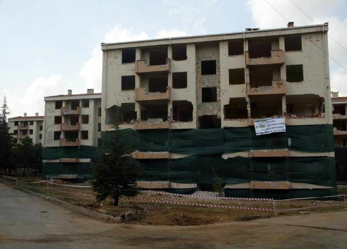 Çekmeköy\'de 10 Askeri Lojman Patlayıcıyla Yıkıldı